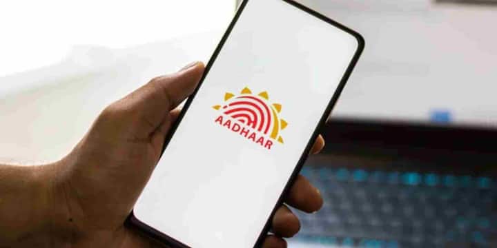 इस साझेदारी का एक बड़ा उद्देश्य फर्जीवाड़े पर रोक लगाना भी है. पहले कई जगहों पर गलत जानकारी के कारण लोग धोखाधड़ी का शिकार हो जाते थे या अतिरिक्त शुल्क देने को मजबूर हो जाते थे. अब मैप्स पर केवल बैंक, डाकघर या अन्य सरकारी मान्यता प्राप्त स्थानों पर संचालित आधार केंद्रों की ही जानकारी दिखाई जाएगी जिससे पारदर्शिता बढ़ेगी.