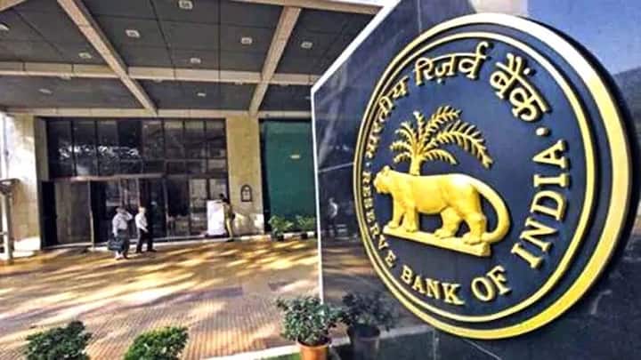 रिजर्व बैंक ऑफ इंडिया के नियमों के मुताबिक अगर लॉकर से सामान गायब होता है तो बैंक तभी जिम्मेदार होगा जब उसकी लापरवाही साबित हो. जैसे सीसीटीवी काम न करना, सुरक्षा में बड़ी चूक या स्टाफ की गलती. बिना लापरवाही के बैंक पर सीधी जिम्मेदारी नहीं आती.