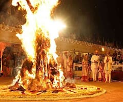 Holi 2026 : होलिका दहनाच्या दिवशी करा 'हे' उपाय, आर्थिक समस्या होईल दूर; सदैव राहील देवी लक्ष्मीची कृपा