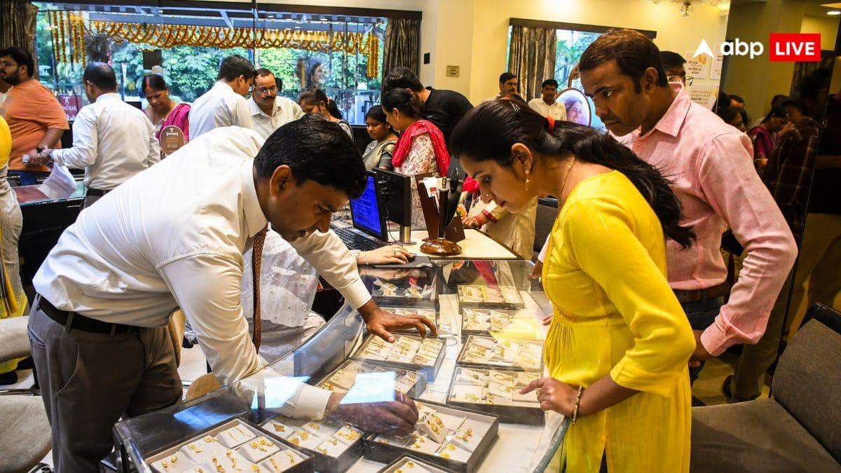 Gold Silver Price Today: युद्ध के साये में फिसले सोने-चांदी के दाम, चांदी 3500 रुपये लुढ़की; जानें आज के ताजा भाव