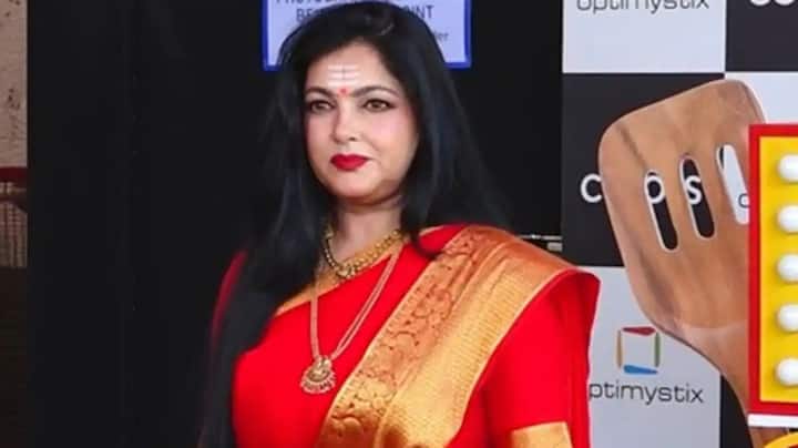 ममता कुलकर्णी अलिकडेच लोकप्रिय टीव्ही रिअॅलिटी शो लाफ्टर शेफ्सच्या सेटवर दिसली. तिचे फोटो सोशल मीडियात व्हायरल होत आहे.