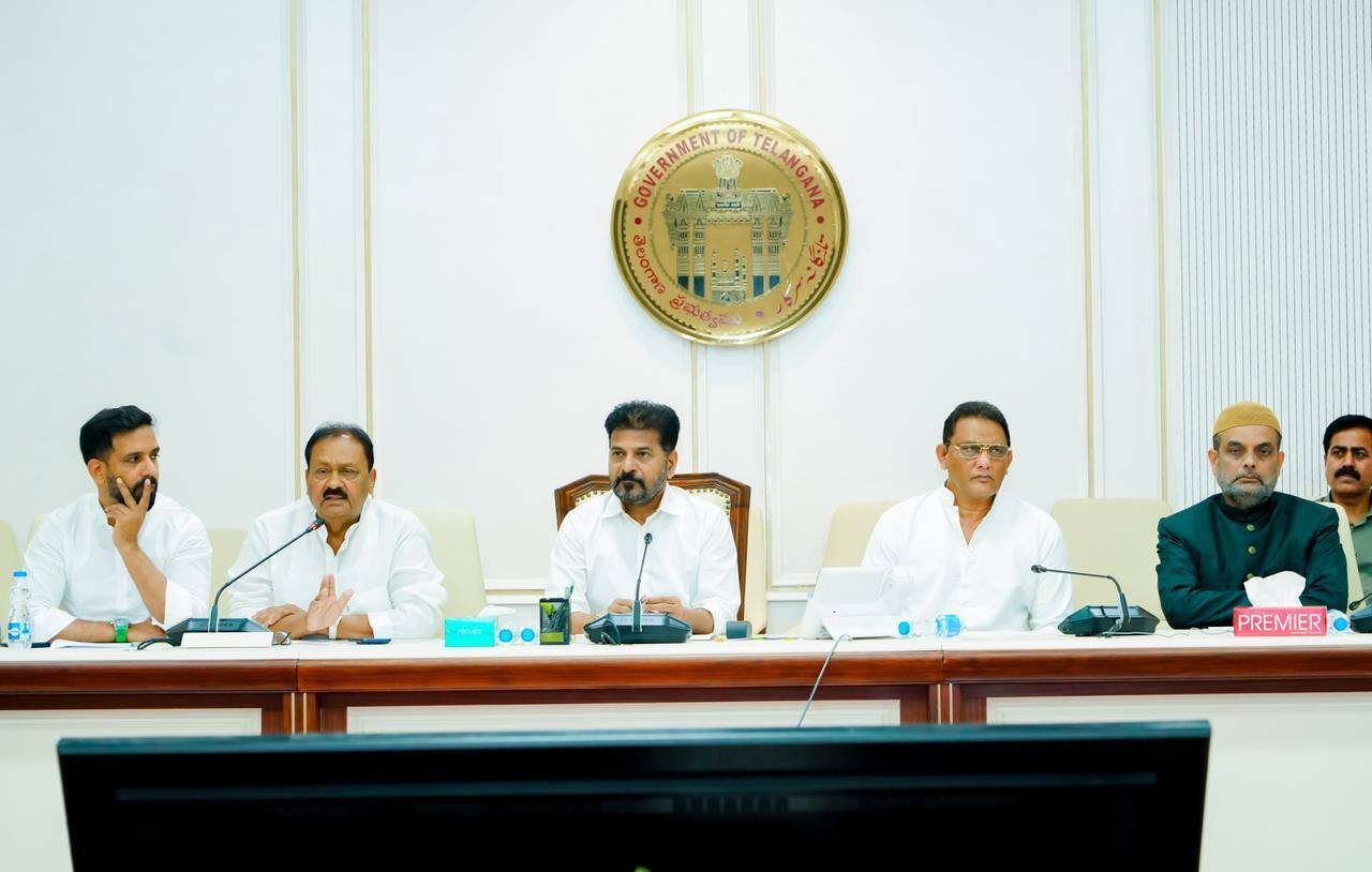 CM Revanth Reddy: మదీనా ప్రమాద మృతుల కుటుంబాలకు పరిహారం చెక్ లు అందించిన సీఎం రేవంత్ రెడ్డి
