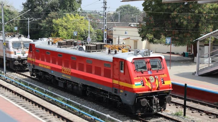 वहीं स्लीपर कोच में रात 10 बजे से सुबह 6 बजे तक ही मिडिल बर्थ वाला यात्री अपनी सीट खोल सकता है. इस दौरान लोअर बर्थ पर बैठे यात्री उसे रोक नहीं सकते हैं. लेकिन सुबह 6 बजे के बाद मिडिल बर्थ को वापस बंद करना होता है, ताकि नीचे बैठे यात्रियों को सुविधा मिल सके.
