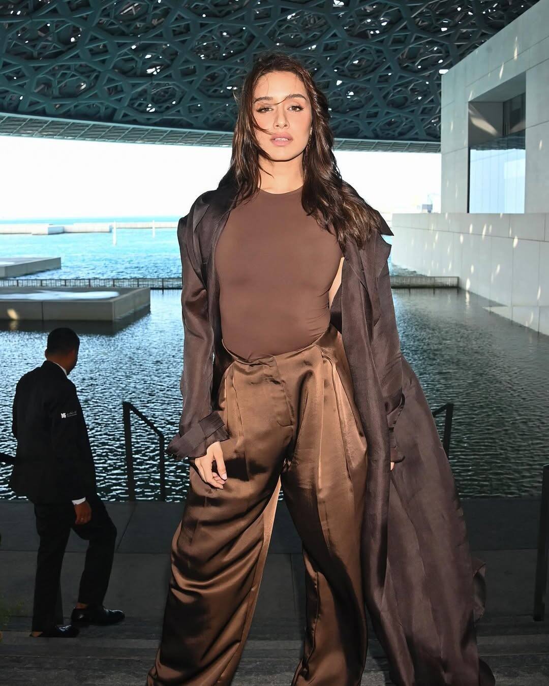Shraddha Kapoor is considered one of the top actresses of Bollywood. The actress has done many great films in her career. Apart from acting, the actress earns a lot from AIDS and brand promotions.