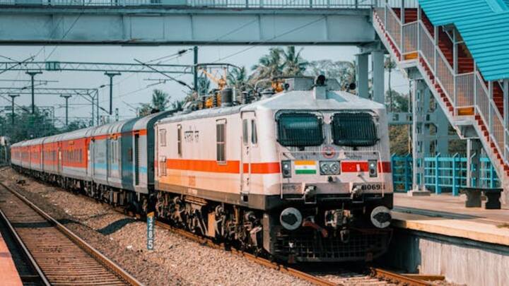 रात 10 बजे के बाद कोच की मुख्य लाइट बंद कर दी जाती है और केवल नाइट लाइट चालू रहती है, ताकि यात्री आराम से सो सके. ऐसे में ग्रुप में यात्रा कर रहे लोग ऊंची आवाज में बातचीत नहीं कर सकते हैं.