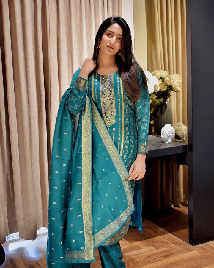 इसके बाद एक्ट्रेस ने टीवी शो 'कुछ रंग प्यार के ऐसे भी' से डेब्यू किया था. इस शो को बहुत पसंद किया गया था. इसके अलावा उन्होंने बॉक्स क्रिकेट लीग, खतरा खतरा खतरा, कसौटी जिंदगी की, जैसे शोज भी किए हैं.
