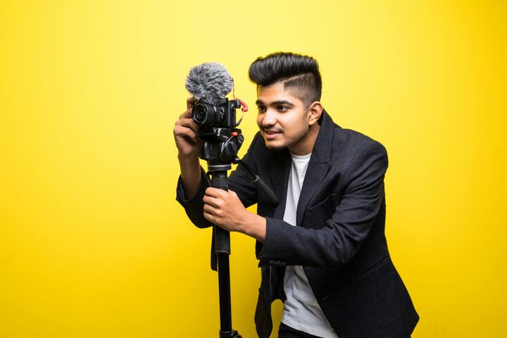 आजकल क्रिकेट सिर्फ खेल नहीं, बल्कि एक बड़ा एंटरटेनमेंट इंडस्ट्री बन चुका है. टीवी या मोबाइल पर जब आप लाइव मैच देखते हैं, तो हर चौका, छक्का और विकेट अलग-अलग एंगल से दिखता है. यह काम क्रिकेट कैमरामैन करते हैं. अगर आप भी कैमरा और क्रिकेट के शौकीन हैं, तो यह करियर आपके लिए शानदार ऑप्शन हो सकता है. आइए पूरी जानकारी जानते हैं.