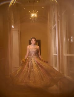 Aamna sharif: ટ્રેડિશનલ લૂકમાં આમના શરીફે આપ્યા ગ્લેમરસ પોઝ, જુઓ તસવીરો