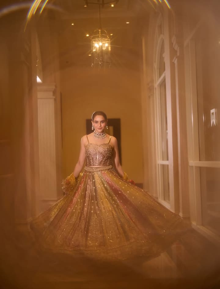 Aamna Sharif : ટીવી એક્ટ્રેસ આમના શરીફ દરેક લૂકમાં ખૂબ જ સુંદર લાગે છે. આમના તેના ગ્લેમરસ લુક્સને કારણે સતત ચર્ચામાં રહે છે. અભિનેત્રીએ ટ્રેડિષશનલ લૂકમાં ગ્લેમરસ ફોટો શૂટ કરાવ્યું છે.