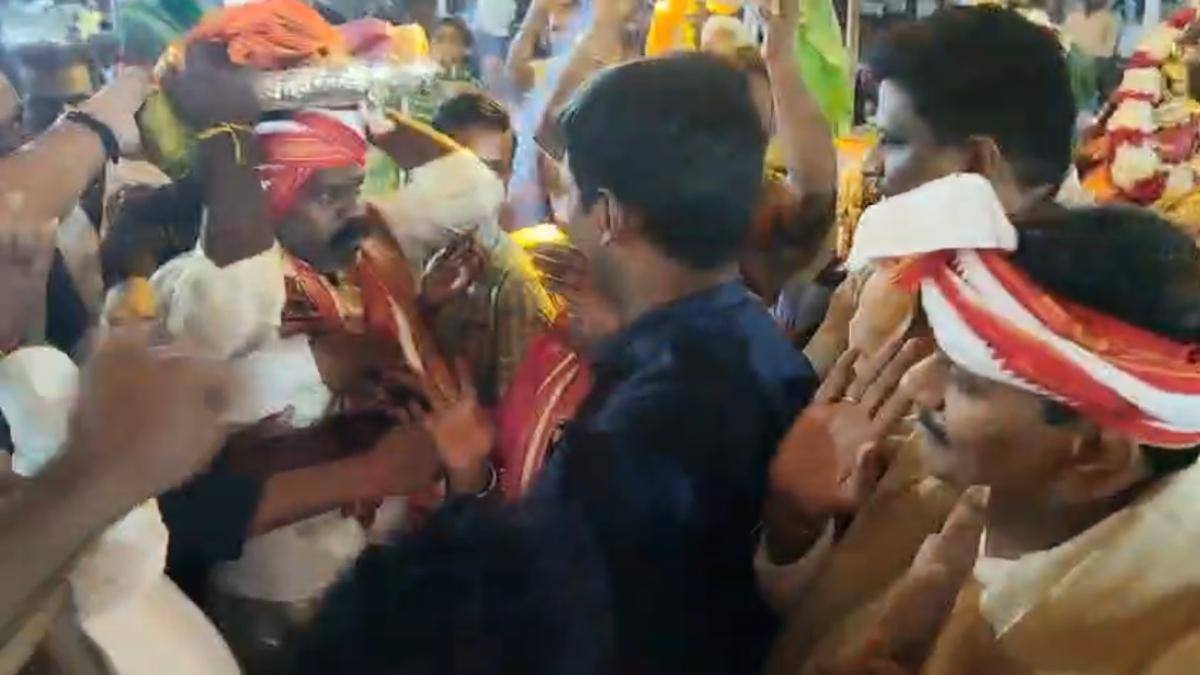Kesineni Chinni vs MLA Kolikapudi: కళ్యాణోత్సవంలో టీడీపీ ఎంపీకి షాక్.. ఎమ్మెల్యే కొలిక‌పూడి శ్రీనివాస‌రావు అనుచిత ప్ర‌వ‌ర్త‌న
