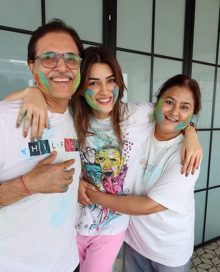 कृति सेनन ने इस होली सेलिब्रेशन की तस्वीरें शेयर की. नुपूर ने अपने परिवार के साथ होली मनाई. सोशल मीडिया पर उनकी तस्वीरें वायरल हैं.