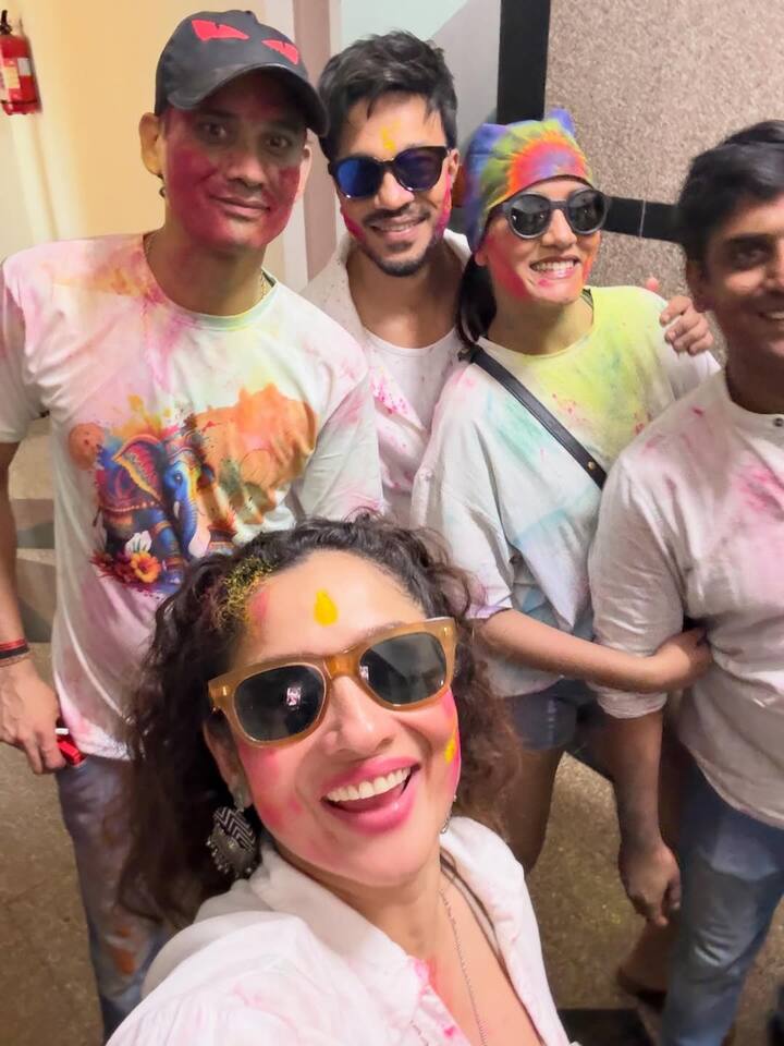 अंकिता ने अपने मायके वाले पूरे परिवार और दोस्तों के साथ होली पार्टी की. इन फोटोज में एक्ट्रेस का कूल अंदाज बहुत प्यार लग रहा है.