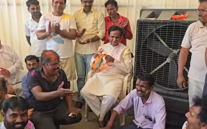 आपल्या कार्यकर्त्यांसोबत कधी शेतात जेवणाची पंगत असो किंवा कुठं विमानतळावर बालपणीच्या मित्राच्या गळ्यात गळा घालूनचे फोटोही रावसाहेब दानवेंचे व्हायरल होतात.