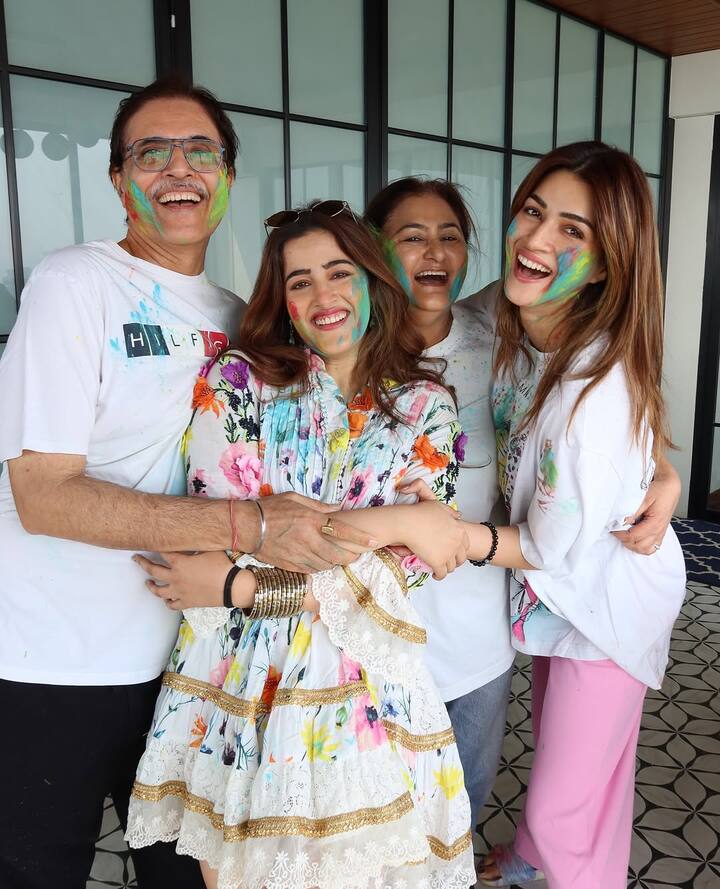 कृति ने व्हाइट टीशर्ट पहनी थी और पिंक ट्राउजर वियर किया था. वहीं नुपूर ने व्हाइट सूट कैरी किया.