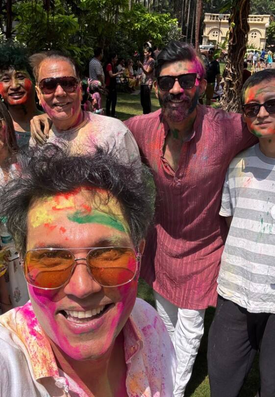 रणदीप ने पूरे परिवार के साथ होली खेली. वो काफी खुश और एक्साइटेड दिखे.