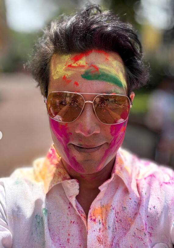 उन्होंने व्हाइट कलर का कुर्ता पहना था. साथ ही ब्राउन कलर के शेड्स लगाए थे. फोटोज के कैप्शन में लिखा- इन कलर्स, स्माइल और परिवार के लिए आभारी हूं.