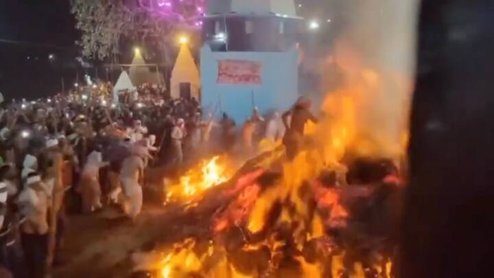मान्यता है कि इसी स्थान पर भक्त प्रह्लाद की अग्नि परीक्षा की. जिसकी याद में हर साल इसे दोहराया जाता है. संजू पंडा वसंत पंचमी से ही विशेष व्रत और तपस्या में जुट जाते हैं. वे परिवार से दूर रहकर प्रह्लाद मंदिर में जप-तप करते हैं.