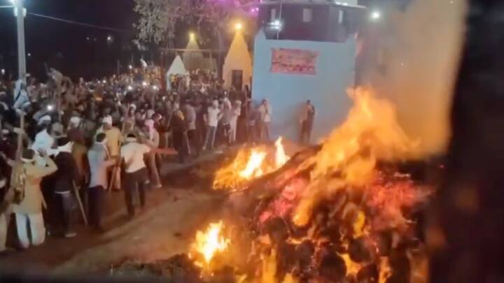 मथुरा में कोसीकलां के गांव फालैन में सदियों पुरानी परंपरा कथा को जीवंत किया गया. यहां पर जलती हुई होली की बीस फुट ऊंची लपटों के बीच से संजू पांडा ने नंगे पैर दौड़ लगा दी.