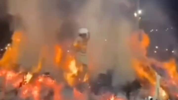 परंपरा के अनुसार उनकी बहन जलती होलिका में दूध अर्पित कर अग्नि को शांत करने की प्रार्थना करती हैं. इसके बाद वह क्षण आता है जिसका सभी को इंतजार रहता है.