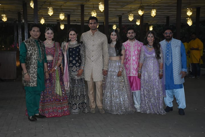 इस हल्दी सेरेमनी में सानिया का पूरा परिवार और अर्जुन का पूरा परिवार, सभी लोग बहुत प्यारे लग रहे थे. लेकिन लाइम लाइट तो किसी एक ने ही बटोरी है.