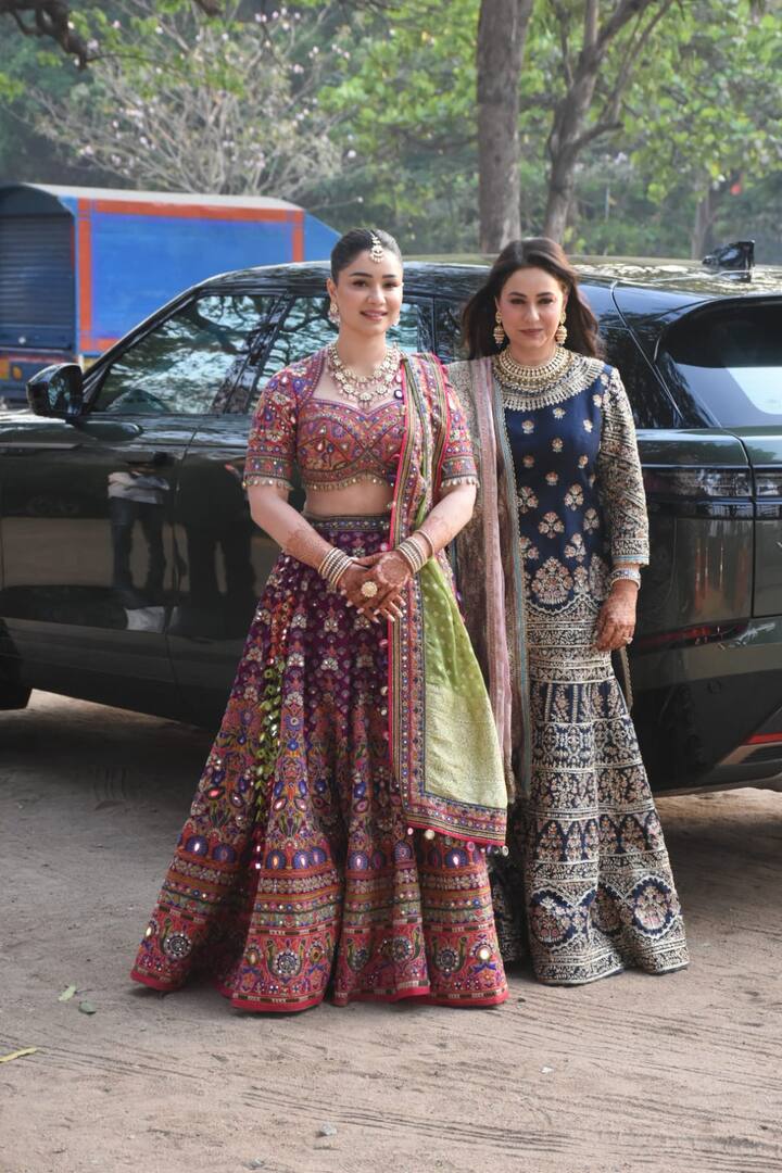 इस लहंगे के साथ सारा ने गोल्डन और डायमंड की जूलरी पहनी. हेयर स्टाइल उन्होंने सामने से स्लीक रखी और पीछे चोटी बनाई.