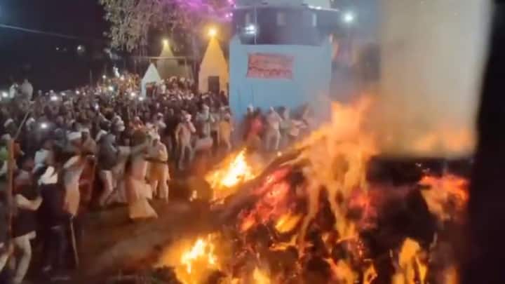 इस दौरान वे अन्न का त्याग कर केवल फलाहार ग्रहण करते हैं, जमीन पर सोते हैं और पूरी श्रद्धा के साथ साधना करते हैं. होलिका दहन के दिन सबसे पहले मंदिर में विधि-विधान से पूजा अर्चना की जाती है. इसके बाद संजू पंडा प्रह्लाद कुंड में स्नान करते हैं.