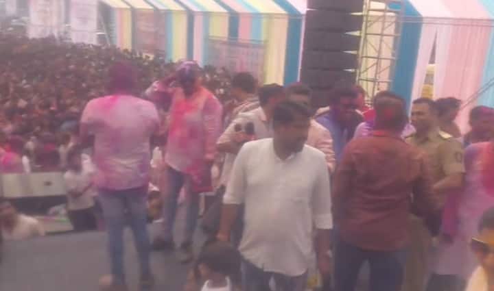 ठाण्यात नगरसेवक अभिजीत पवार आयोजित 'रंग दे कळवा' या होळीच्या कार्यक्रमाला नृत्यांगणा गौतमी पाटीलच्या खास नृत्याविष्काराची मेजवानी चाहत्यांसाठी होती.