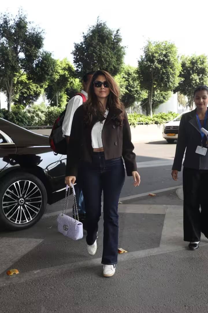 Mrunal Thakur Airport Look: અભિનેત્રી મૃણાલ ઠાકુર તાજેતરમાં એરપોર્ટ પર જોવા મળી હતી, જેમાં તે સ્ટાઇલિશ લાગી રહી હતી. આ ફોટા સોશિયલ મીડિયા પર વાયરલ થઈ રહ્યા છે.