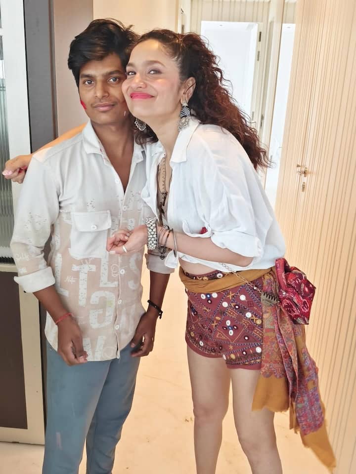 अंकिता लोखंडे ने हर बार की तरह ही इस बार भी बड़े मजेदार अंदाज में होली मनाई है. उन्होंने परिवार और दोस्तों के साथ पार्टी की और खूब सारी फोटोज भी क्लिक कीं.
