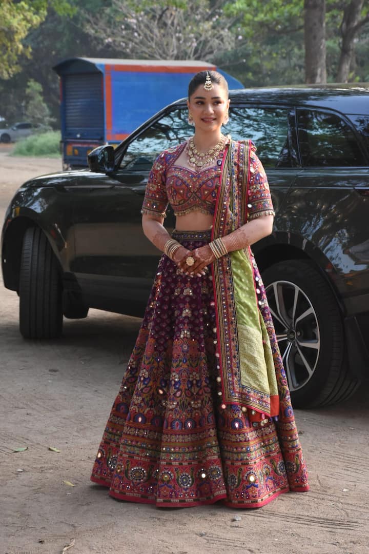 इस लहंगे के साथ सारा ने सटल मेकअप किया, जिसमें उन्होंने अपनी आंखों को ज्यादा हाईलाइट किया.
