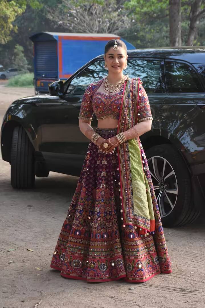 सारा तिच्या आई अंजलीसोबत गाडीतून उतरताच तिने सर्वांचे लक्ष वेधून घेतले. सध्या साराचे फोटो सोशल मीडियात व्हायरल होत आहे.