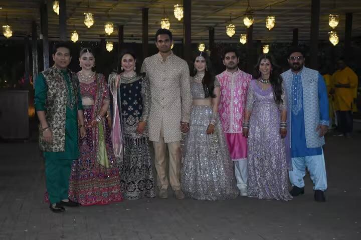 या हळदी समारंभाला सानियाचे कुटुंब आणि तेंडुलकर कुटुंबियांनी पारंपारिक पोशाख परिधान कले होते. यासगळ्यात सारा तेंडुलकरने आपल्याला सौंदर्याने सर्वांचेच लक्ष वेधून घेतले.