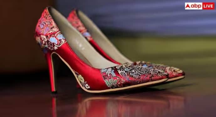 High Heel Ban: કલ્પના કરો કે તમે ગ્રીસની એક ડ્રીમ ટ્રિપની યોજના બનાવી રહ્યા છો. તમે પ્રાચીન ખંડેરો પર ફોટા પાડવા માટે તૈયાર છો પરંતુ તમારા જૂતાને કારણે એન્ટ્રી આપવામાં આવી છે. વાસ્તવમાં ગ્રીસના મુખ્ય ઐતિહાસિક સ્મારકો પર ઊંચી હીલ પહેરવાની સખત મનાઈ છે.