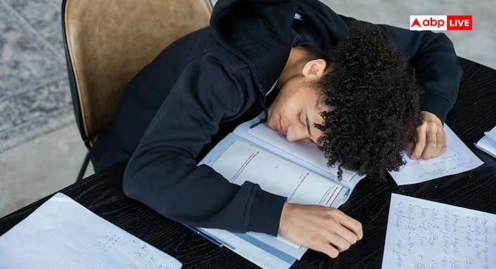 ઘણા લોકોને અભ્યાસ કરતી વખતે ઊંઘ આવે છે. પુસ્તક ખોલતાની સાથે જ તેમની આંખો ભારે થઈ જાય છે અને તેઓ બગાસું ખાવા લાગે છે. આ ફક્ત આળસને કારણે નથી. તે શારીરિક અને માનસિક પરિબળોને કારણે થાય છે. આંખોનો થાક, માનસિક તણાવ, ઊંઘનો અભાવ, ભારે ખોરાક અને ખરાબ પર્યાવરણીય પરિસ્થિતિઓ મુખ્ય કારણો છે. યોગ્ય પ્રકાશ, પૂરતી ઊંઘ અને નાનો બ્રેક લેવાથી આ સમસ્યાને દૂર કરી શકાય છે.