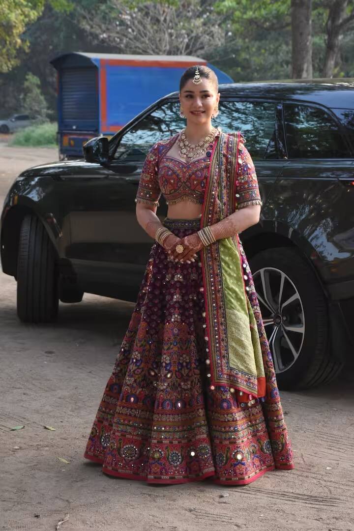 साराने हळदी समारंभाला खास मल्टी कलर मिरर वर्कचा लेहेंगा परिधान केला होता. तिनं या लेहेंग्यावर सटल मेकअप कॅरी केला होता.