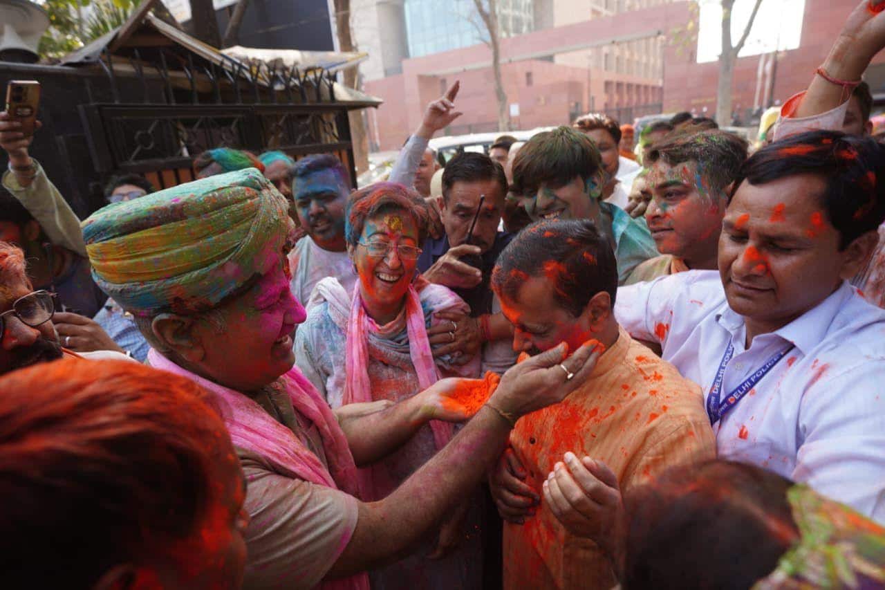 ‘Kattar Imaandaar Holi’: Kejriwal Remarks While Celebrating Holi With Sisodia, AAP Members