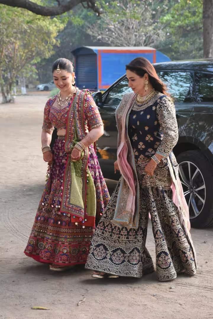 अर्जून तेंडुलकरच्या हळदी समारंभात तेंडुलकर कुटुंबियांसोबत दिग्गज पाहुणे उपस्थित होते. या सोहळ्यात सगळी पाहुणी मंडळी सुंदर दिसत होती. पण साराच्या लूकने सर्वांचे लक्ष वेधून घेतले.