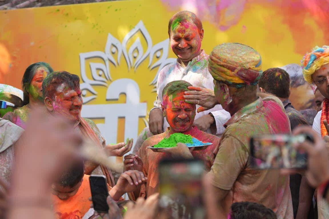 ‘Kattar Imaandaar Holi’: Kejriwal Remarks While Celebrating Holi With Sisodia, AAP Members