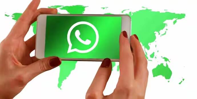 Whatsapp Accounts Ban:  જાન્યુઆરી 2026 ભારતના ડિજિટલ પરિદ્રશ્ય એક મહત્વપૂર્ણ મહિનો સાબિત થયો હતો. WhatsApp એ ઇન્ફર્મેશન ટેકનોલોજી નિયમો, 2021 હેઠળ તેનો માસિક અહેવાલ બહાર પાડ્યો, જેમાં ચોંકાવનારા આંકડા જાહેર થયા હતા. માત્ર એક મહિનામાં 8,179,740 ભારતીય એકાઉન્ટ્સ પર પ્રતિબંધ મૂકવામાં આવ્યો હતો. આ અહેવાલ 1 જાન્યુઆરીથી 31 જાન્યુઆરી, 2026 વચ્ચેના સમયગાળાને આવરી લે છે. તેમાં યુઝર ફરિયાદો, સરકારી નિર્દેશો અને કંપનીના પોતાના પગલાંની વિગતવાર માહિતી સામેલ છે.
