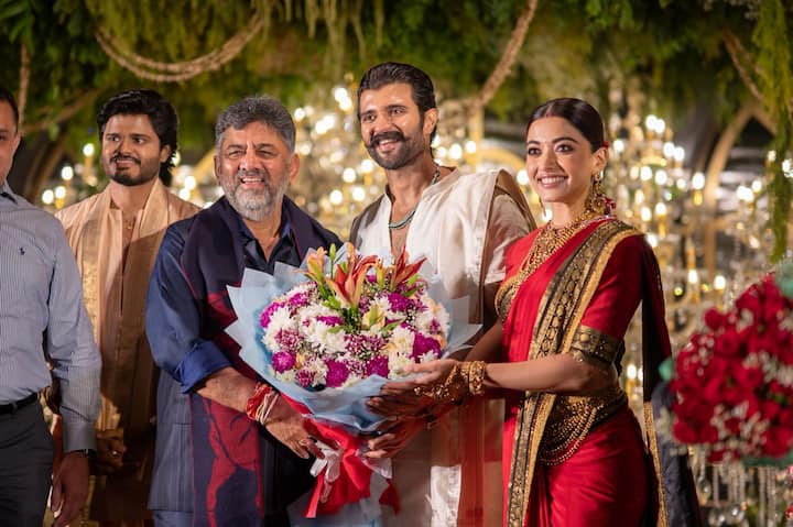 విజయ్ దేవరకొండ, రష్మికల రిసెప్షన్ వేడుకకు కర్ణాటక డిప్యూటీ సీఎం డీకే శివకుమార్ హాజరు అయ్యారు. కర్ణాటకలోని కూర్గ్ రష్మిక సొంతూరు.