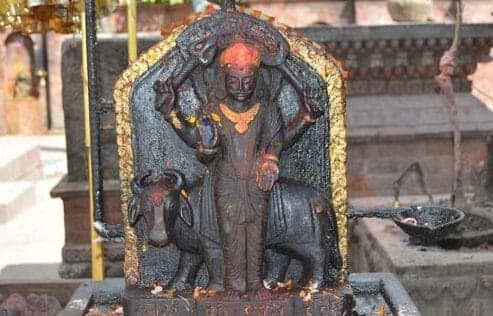 अनेकांना आयुष्यात कोणत्याही गोष्टीत लगेच यश मिळत नाही. पण, जर तुम्हाला आयुष्यात तुमच्या कष्टाचं योग्य फळ मिळत असेल तर हे तुमच्यावर शनि देवाची कृपा असल्याचं संकेत आहे.