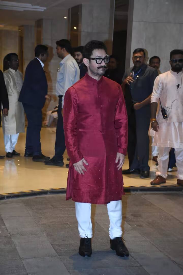 અભિનેતા આમિર ખાન રેડ આઉટફિટમાં આ ફંક્શનમાં પહોંચ્યો હતો.