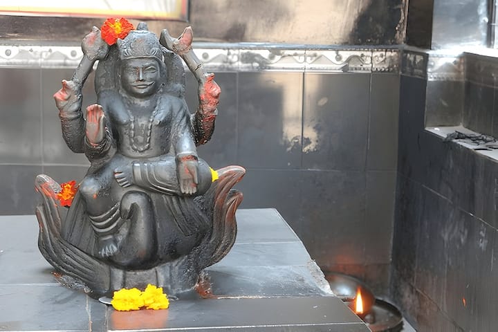 तसेच, जर तुम्ही कोणत्याही परिस्थितीत शांत राहत असाल आणि योग्य नियमांचे पालन करत असाल तर हे शनिदेव तुमच्यावर प्रसन्न असल्याचे संकेत असू शकतात.