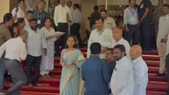 Supriya Sule: सुप्रिया सुळेंनी अजितदादांच्या आमदारांशी गप्पा मारल्या, धनंजय मुंडेंचा नवा लूक पाहताच हाक मारुन म्हणाल्या...