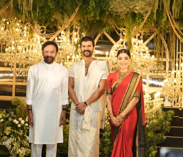 కేంద్ర మంత్రి, బీజేపీ నాయకుడు కిషన్ రెడ్డి సైతం విజయ్ దేవరకొండ, రష్మిక రిసెప్షన్ వేడుకకు విచ్చేసి కొత్త జంటకు శుభాకాంక్షలు తెలిపారు. 