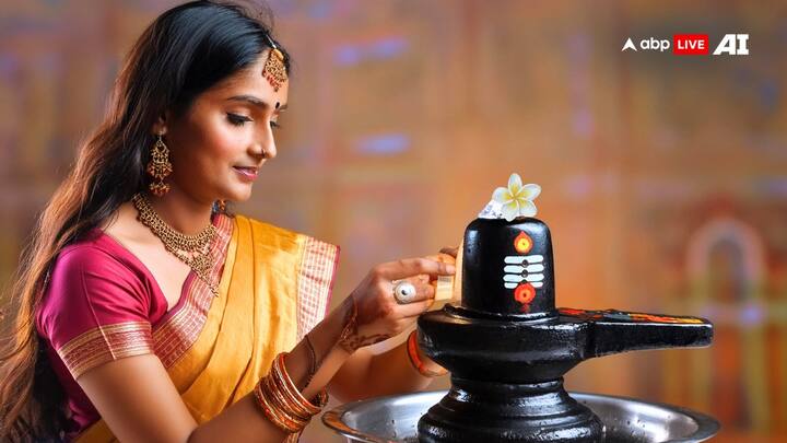 शिवलिंग की पूजा बेलपत्र के बिना अधूरी होती है. आज संकष्टी चतुर्थी पर बेलपत्र को अच्छे से साफ कर उसपर चंदन से ऊं लिखकर शिवलिंग पर चढ़ाएं. इससे शिवजी की कृपा प्राप्त होगी.