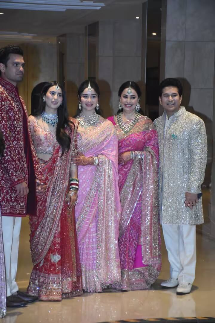 સચિન તેંડુલકરની આખી ફેમિલી ખૂબ જ સુંદર લાગી રહી હતી અને તમામે સાથે પોઝ આપ્યા હતા