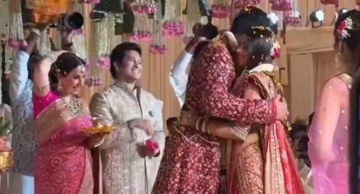 பிரமாண்டமாக நடந்த அர்ஜூன் டெண்டுல்கரின் காதல் திருமணம்: யார் இந்த சானியா சந்தோக்?- சச்சின் ஆனந்த கண்ணீர்