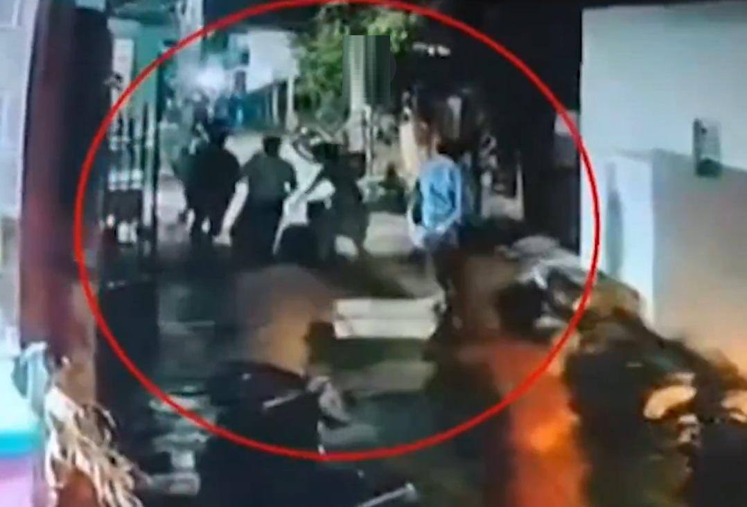 மீண்டும் மீண்டுமா? சிவகங்கையில் 9 பேர் கும்பல் கொடூர தாக்குதல்- வெளியான பகீர் காட்சிகள்!
