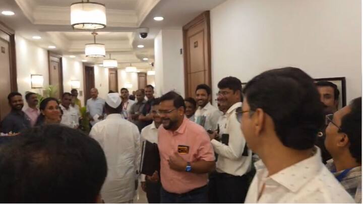 राष्ट्रवादी काँग्रेसच्या नेत्या आणि खासदार सुप्रिया सुळेंनी यांनी आज मुंबईत अर्थसंकल्पीय अधिवेशनाच्या ठिकाणी राज्यातील नेत्यांच्या गाठीभेटी घेतल्या.